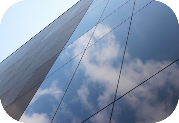 low-angle-shot-glass-high-rise-business-building-with-reflection-clouds-sky-it (1) Spiegelnde Glasfassade eines Hochhauses mit Wolkenreflexionen